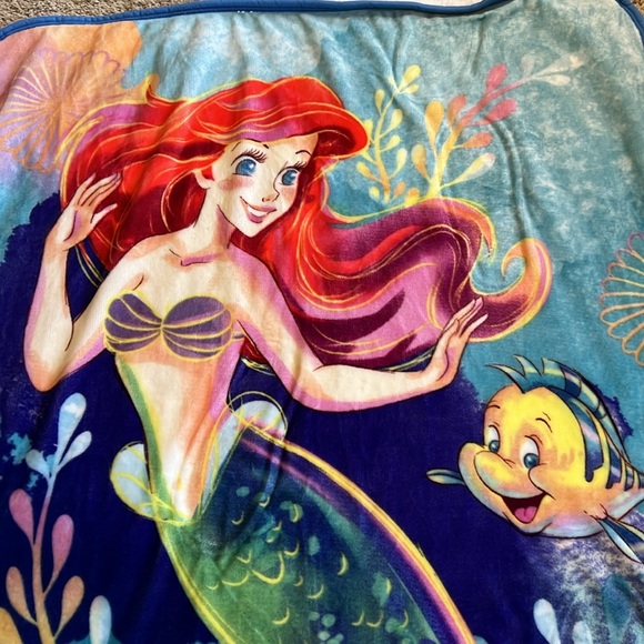 BNWOT Disney Princess The Little Mermaid “Wave Maker” sherpa throw blanket! - Picture 5 of 9